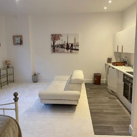 Lovely 1-Bedroom Loft Apartment Above Shop With Free Parking- Long Term Let Available มัลดอน ภายนอก รูปภาพ
