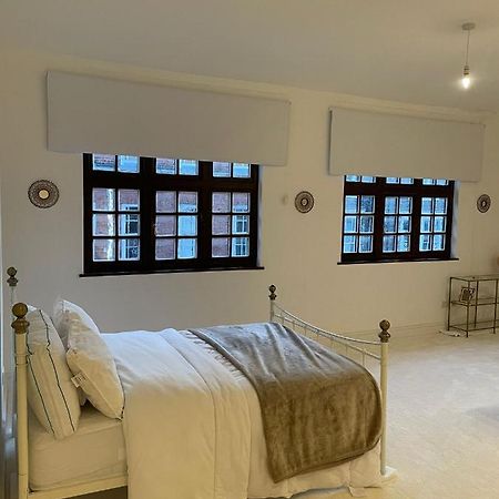 Lovely 1-Bedroom Loft Apartment Above Shop With Free Parking- Long Term Let Available มัลดอน ภายนอก รูปภาพ