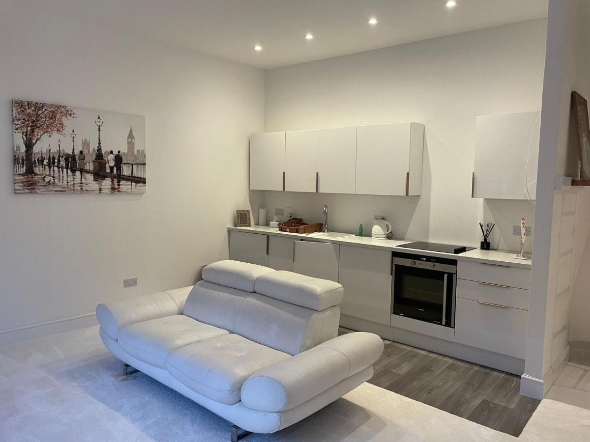 Lovely 1-Bedroom Loft Apartment Above Shop With Free Parking- Long Term Let Available มัลดอน ภายนอก รูปภาพ