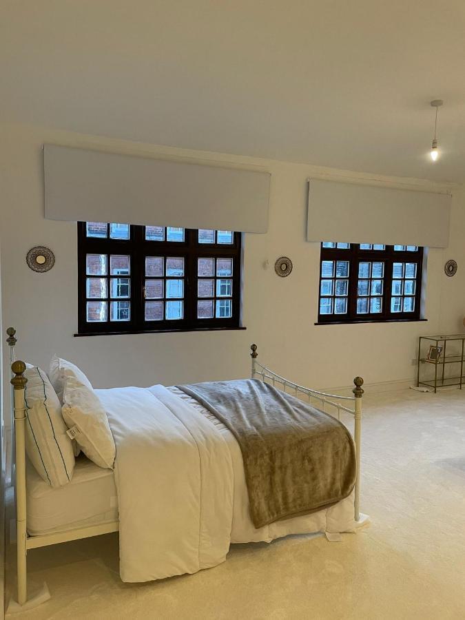Lovely 1-Bedroom Loft Apartment Above Shop With Free Parking- Long Term Let Available มัลดอน ภายนอก รูปภาพ